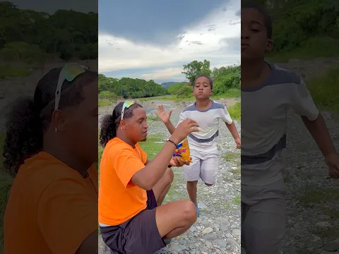 CUANDO MI HIJO CORRE POR SU PAPITA DE QUESO 👦🏽🌊🧀🤣 #shorts #papita #funny #comedy