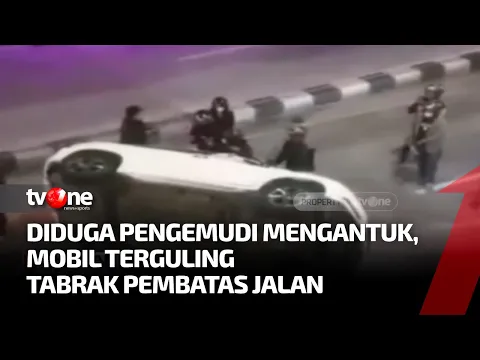 Hantam Pembatas Jalan, Mobil Terguling Buat Pengemudi Terjebak