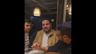 אליה והב מלמד את משה קליין לשיר שירי שבת בתמנית 