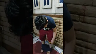 طفل يخلع ملابسة والسبب 