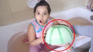 أكبر باث بومب في العالم على شكل بطيخ     أجمل رده فعل لطفلة تضحك   دندنها