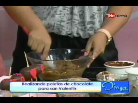 Realizando paletas de chocolate para San Valentín