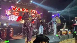 Grupo Varonil - LA DEL VESTIDO ROJO (EN VIVO)