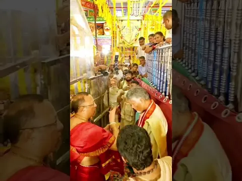 🚨 విజయవాడ: దుర్గమ్మకు పట్టువస్త్రాలు సమర్పించిన రాష్ట్ర ప్రభుత్వం!6 రోజుల్లో 8లక్షల మంది దర్శనం| BT