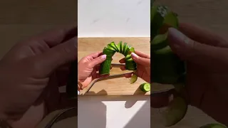 انا و منى جربنا ترند الخيار Cucumber 