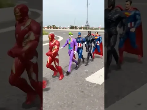 CORREN LOS MINISUPERHEROES SPIDERMAN