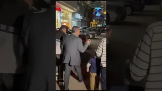 كســر تلفونه شاهد كيف تصرف الفنان احمد عبدالعزيز مع معجب حاول يتصور معاه 