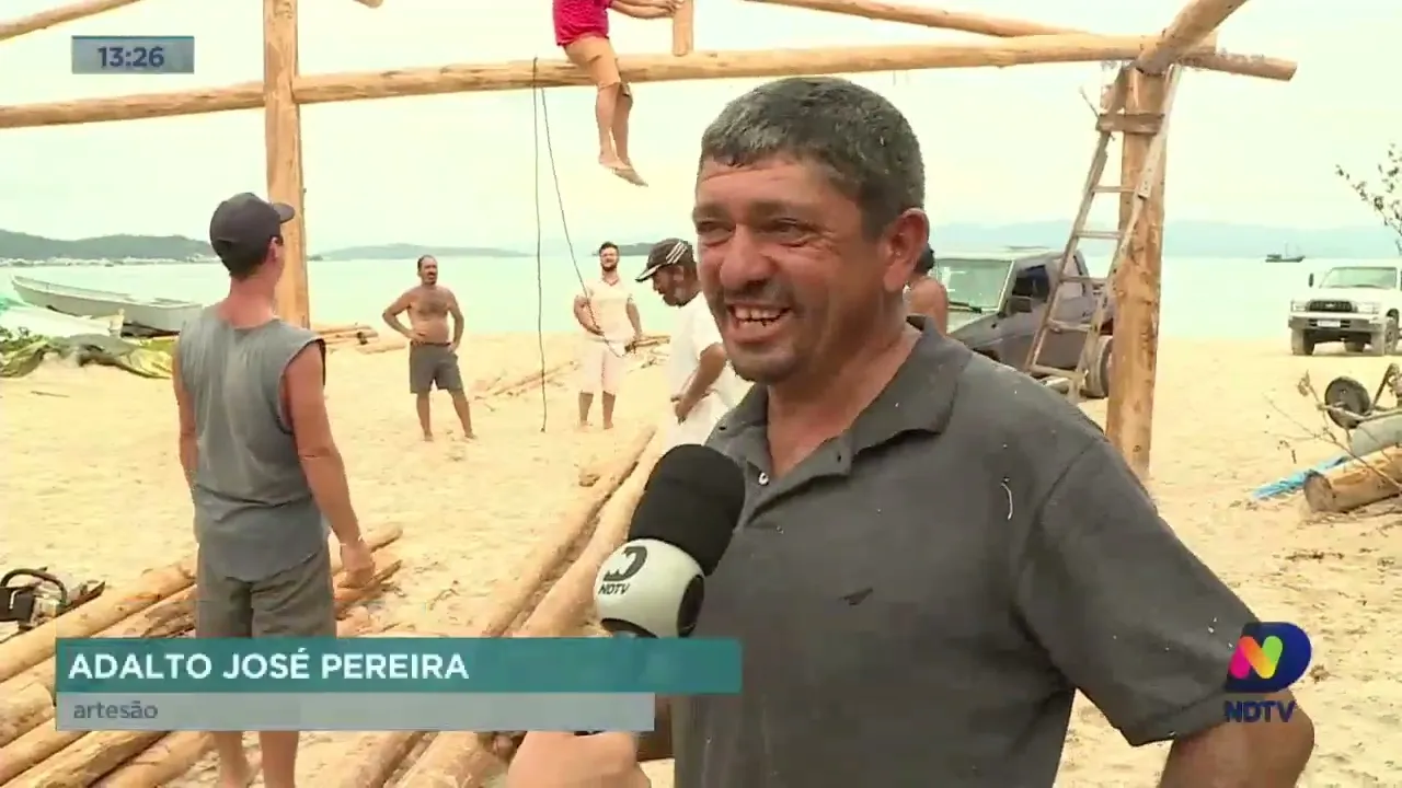 Moradores fazem força-tarefa para reconstruir rancho de pesca destruído por incêndio