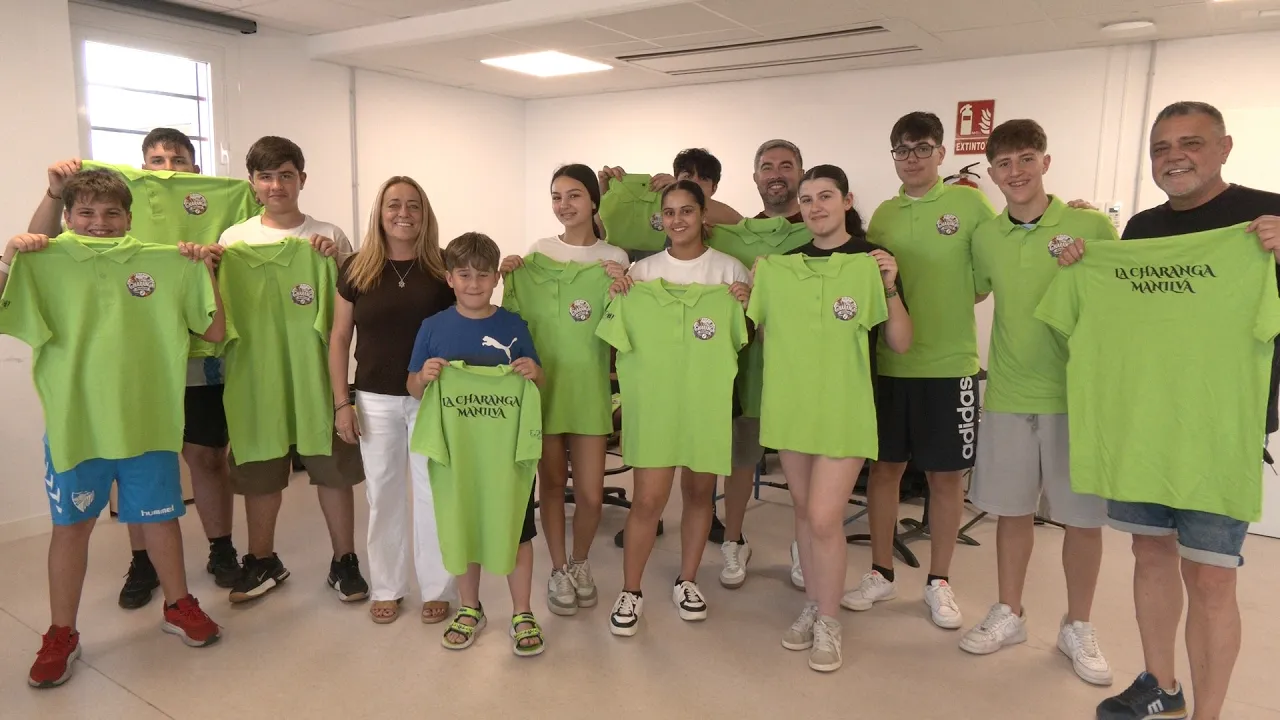 Cultura entrega nuevas camisetas a la Charanga de Manilva