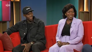Fatou Schröder, und Sohn Dennis Schröder dem Roten Sofa 5.9.2026