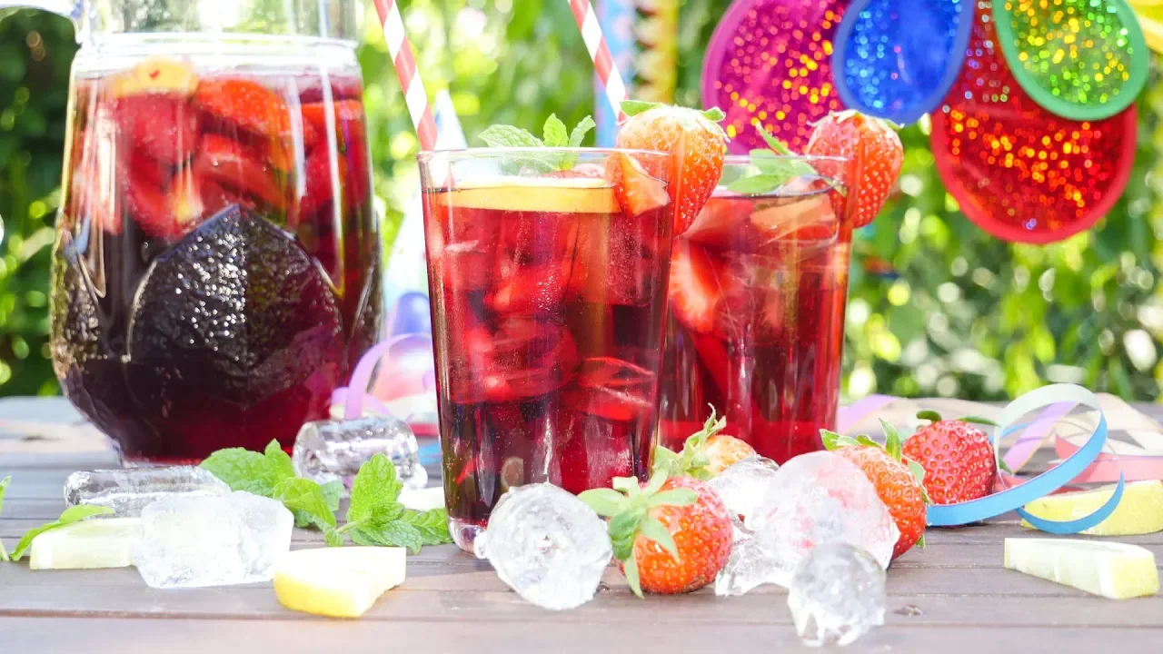 
          
          
          
            
            Erdbeer Limonade | Kinder Bowle zum Filmstart LILIANE SUSEWIND –EIN TIERISCHES ABENTEUER
          
        . 