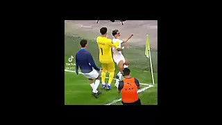 الكينج قاعد على عرشو دندنها