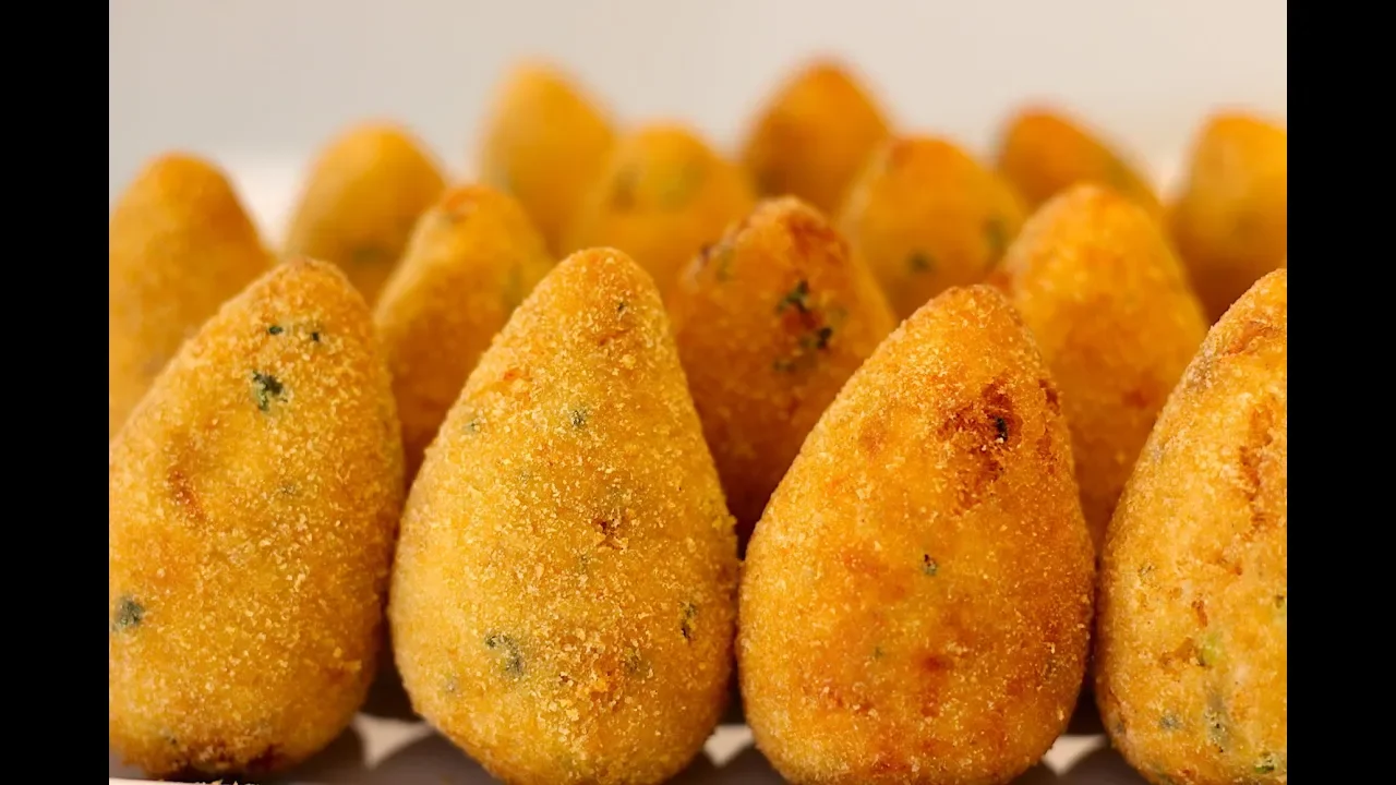 VOCÊ NUNCA MAIS VAI FRITAR COXINHA DEPOIS DESSA RECEITA! COXINHA DE TRAVESSA FÁCIL - Isamara Amâncio