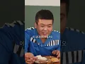 가난한 젊은이는 가족을 지키기 위해 감옥에 갇혔고, 홀로 남겨져 온갖 굴욕을 당하며 심지어 처남에게까지 무시당했습니다! 하지만 뜻밖에도 감옥에서 유명해진 그는 출소 후 암흑가와 건