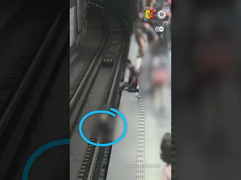 फोन देखते हुए ट्रेन ट्रैक पर गिरा बच्चा [Boy Rescued Seconds Before Train Arrives]