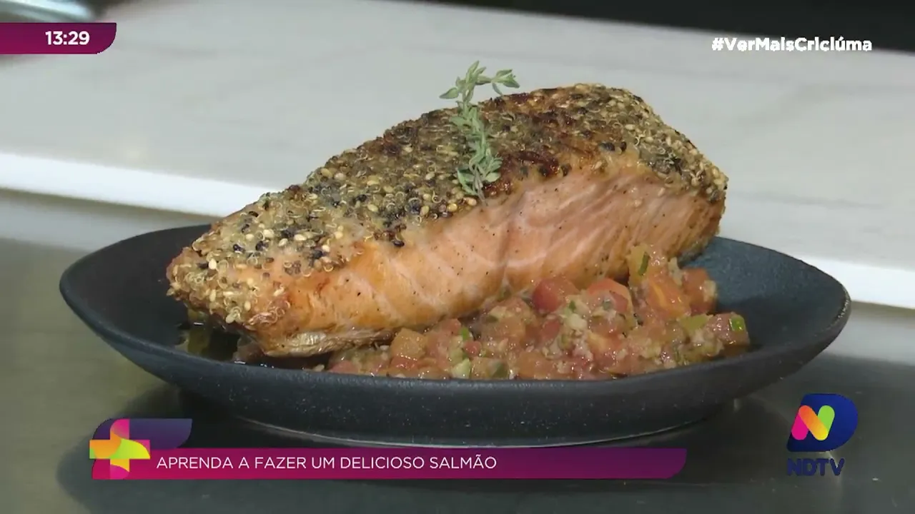 Aprenda a preparar um delicioso salmão com crosta de quinoa, gergelim e chia