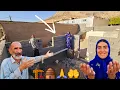 Download Lagu Dakloos gezin dolblij met de bouw van een dak op hun nieuwe huis