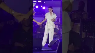 بيغنيلها هو وحسين الجسمي رومانسية هشام جمال وهو بيغني لـ مراته ليلى أحمد زاهر على المسرح 