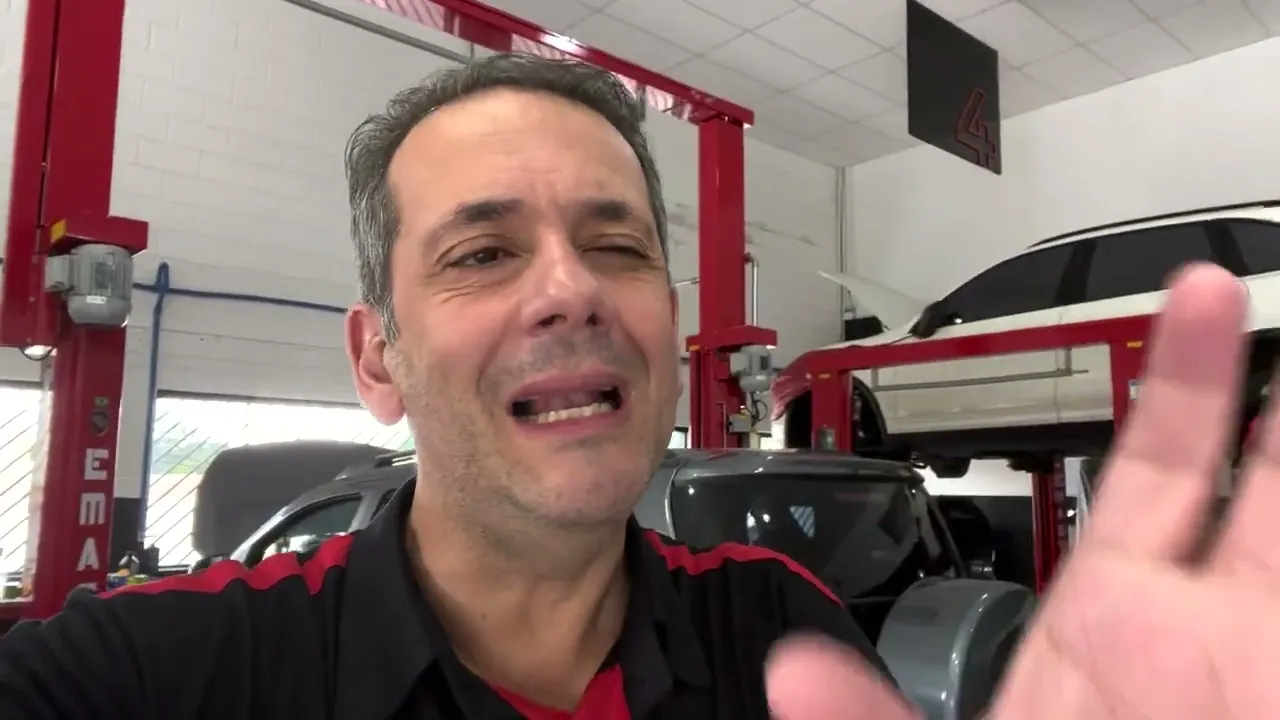 Desvantagem 3 cilindros, descarbonizacao e Etanol é uma B....
