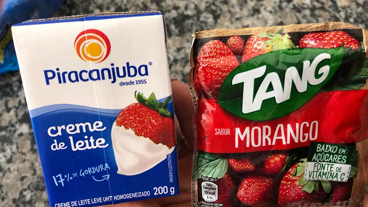 Mousse de Limão com Suco tang. 