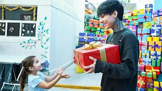 REGALANDO JUGUETES A LAS NIÑAS DE CASA HOGAR