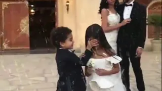 بنت صغيره وولد صغير يحبون بعض 