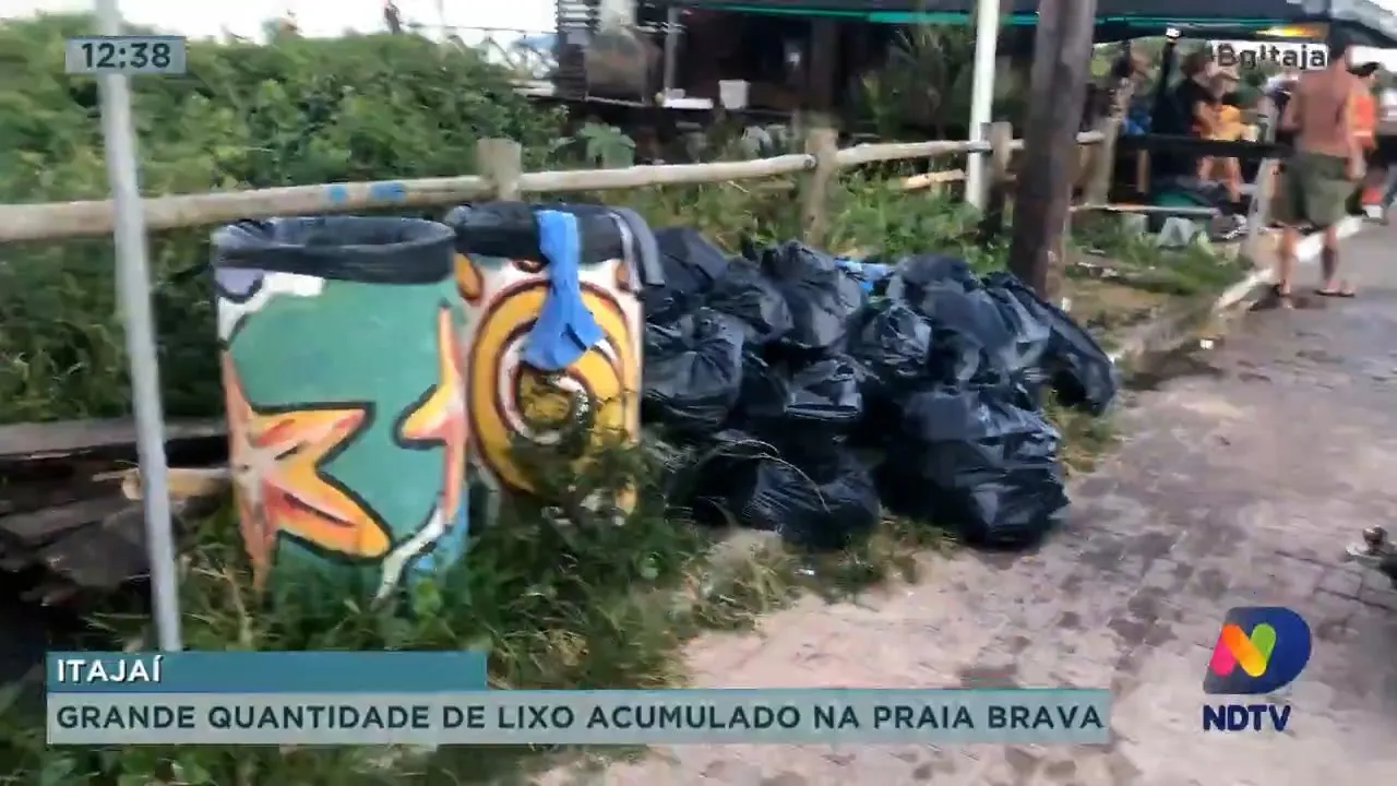 Banhistas flagram grande quantidade de lixo na praia Brava, em Itajaí