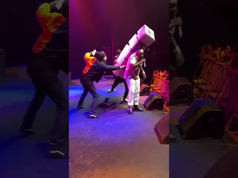 Dylan Leonte and Yeah Yeah Guy prank a singer performing live 😭😭 #prank #ragebait