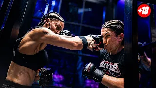 2 MUJERES PEGÁNDOSE EN UNA CABINA TELEFÓNICA | Combate Completo | DWT4 Tokyo Blood