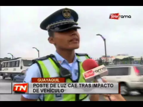 Poste de luz cae tras impacto de vehículo