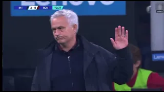 جماهير الانتر تحيي مورينهو و مورينهو يرفع يده احتراما لهم 