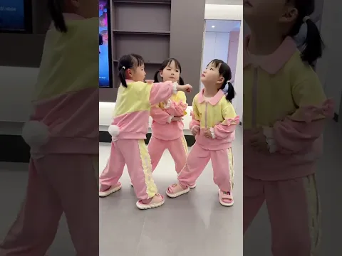 给哥哥姐姐们表演一个大家，像不像！ #三胞胎 #家有萌娃 #vlog #爸爸带娃 #lovelybaby #lovely #cute #funny #搞笑 #sister #family #girls