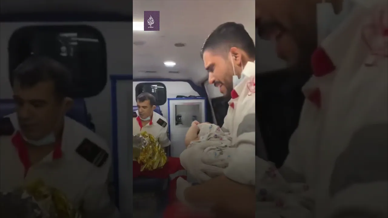 مسعف فلسطيني حاول إضحاك رضيعة فبكى