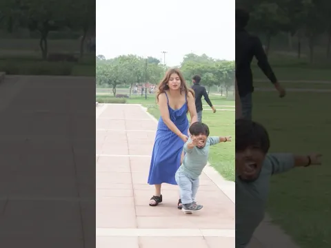 बच्चे ने छेड़ी लड़की 😂😱#funny #funnyvideo #youtubeshorts #youtube