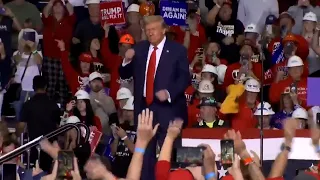 Donald Trump baila tras ganar las elecciones de EE.UU.