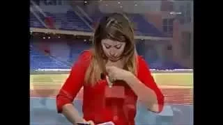 بالفيديو ملابس مذيعة مغربية تعرضها لموقف محرج على الهواء 