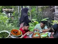 Download Lagu Masak mangut ikan asap, daun pepaya rebus, makan malam bersama keluarga, masakan desa
