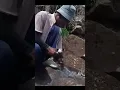 Download Lagu Proses melubangi batu besar untuk di pecahkan