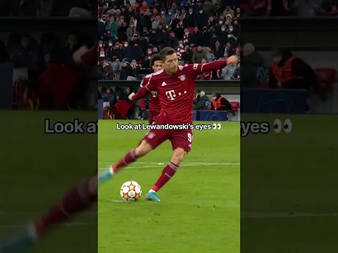 Lewandowski never looks at the ball