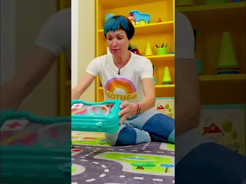 Кто скрипит? Маша достаёт аптечку для машинок Мокас!
