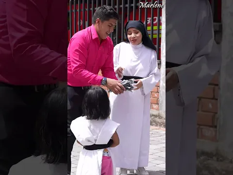 Se d¡sfrαza de monja para røβαr a la gente en la ca||e