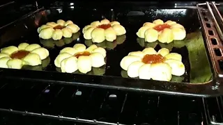 بريوش على شكل وردة رطبين و خفاف بحال القطن 