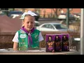 Video di This girl scout is selling Jason Momoa-themed 'Samoas' cookies