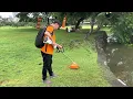 Lagu Memotong rumput dengan mesin pemotong rumput baterai STIHL FSA 60 R.