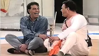 حسن الاسمر مش قادر يمسك نفسه من الضحك وهما مساطيل وبيتريقوا على واحد الدغ على المسرح هتموت من الضحك 