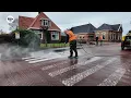 Lagu Zelfgemaakt zebrapad houdt het niet lang vol: gemeente spuit de weg schoon
