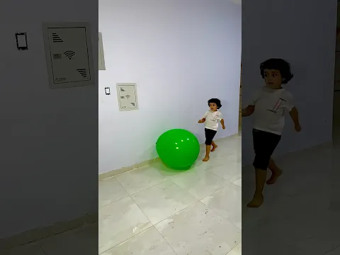 عمر فرقع البالونات بالقلم 🎈