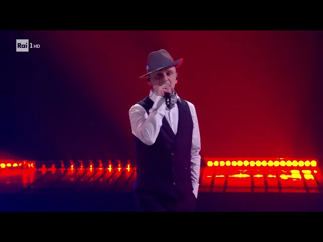 Sanremo 2026 - J-Ax e Ligera County Fam. cantano E la vita, la vita