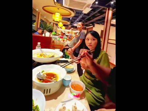 Pacarnya Langsung Ngambek Setelah Dia Menyuapi Gadis Lain 😳😂