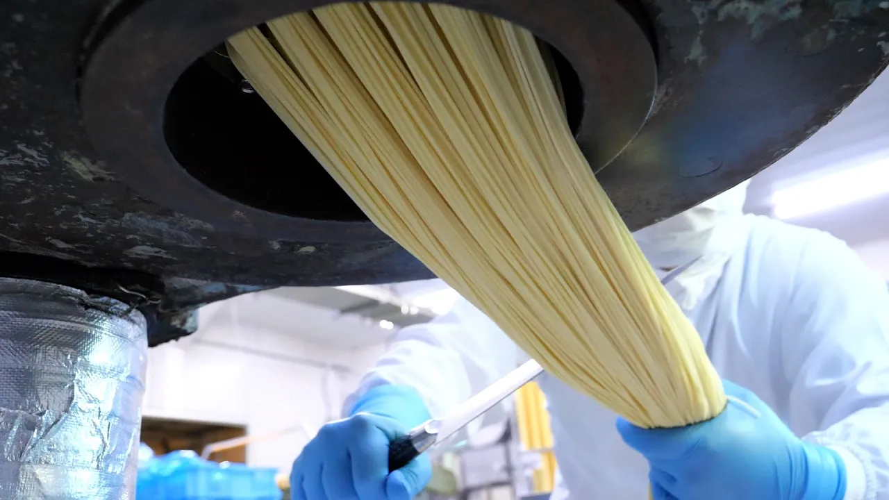 これぞレジェンド!90年の歴史を誇るパスタマシン!その最後の雄姿に密着!